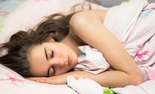 Minum susu hangat bisa membuat tidur makin nyenyak tanpa khawatir menaikkan berat badan/copyright thinkstockphotos.com