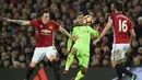 Gelandang Liverpool, Roberto Firmino, berusaha melewati hadangan bek Manchester United, Phil Jones. Pada laga ini kedua tim turun dengan formasi 4-3-3 dan tampil dengan komposisi pemain terbaiknya. (AFP/Oli Scarff)