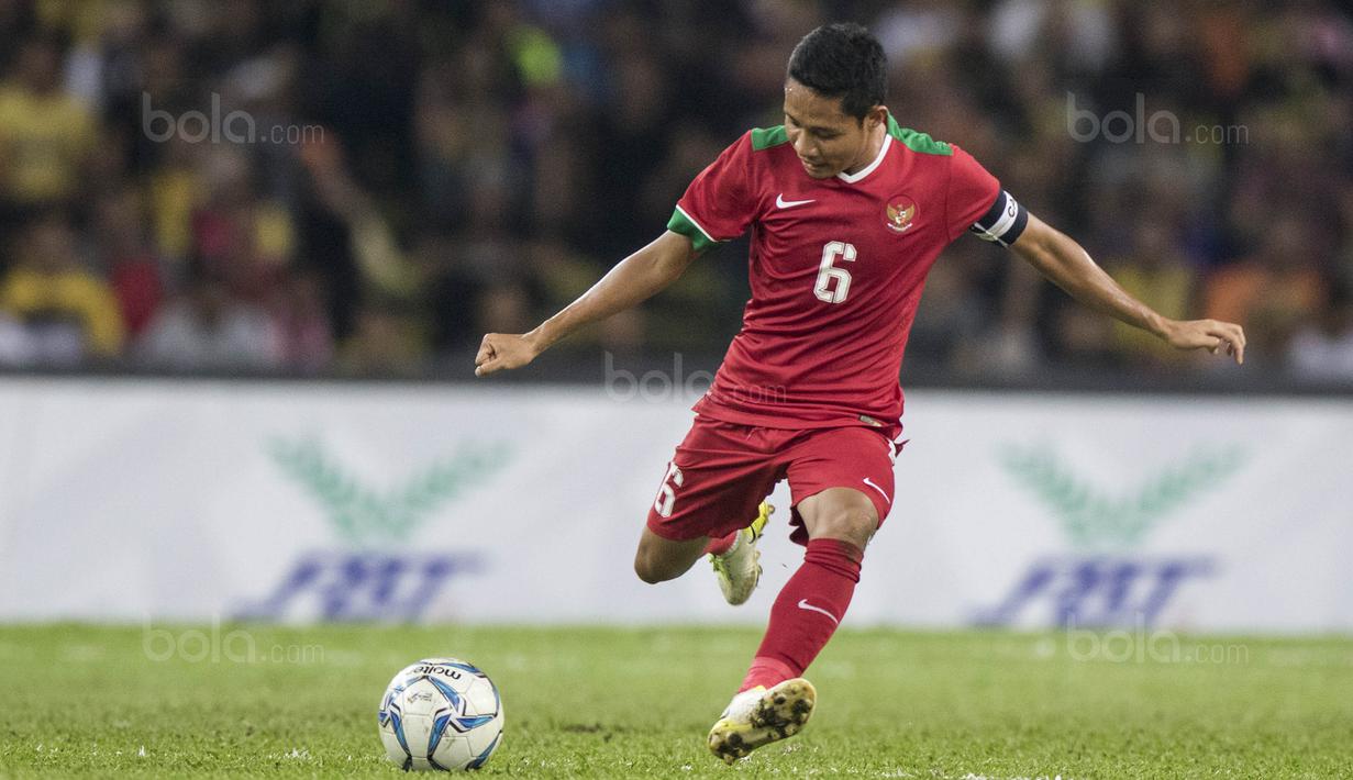 Gelandang Timnas Indonesia, Evan Dimas, berusaha melepas umpan saat melawan Malaysia pada semifinal SEA Games di Stadion Shah Alam, Selangor, Sabtu (26/8/2017). Indonesia kalah 0-1 dari Malaysia. (Bola.com/Vitalis Yogi Trisna)