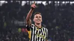 Pemain Juventus Arkadiusz Milik melakukan selebrasi usai mencetak gol ke gawang Frosinone pada pertandingan sepak bola perempat final Coppa Italia 2023/2024 di Juventus Stadium, Turin, Italia, Kamis (11/1/2024). (Fabio Ferrari/LaPresse via AP)