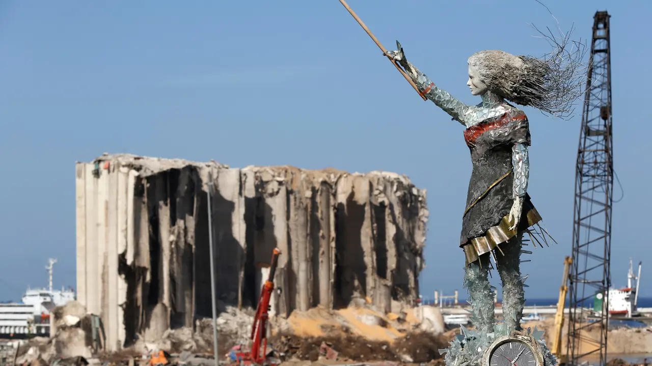 Patung Perempuan di Lebanon