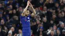 Gelandang Chelsea, Cesc Fabregas, menyapa suporter usai melawan Nottingham Forest pada laga Piala FA di Stadion Stamford Bridge, Sabtu (5/1/). Laga yang dimenangi The Blues dengan skor 2-0 merupakan yang terakhir bagi Fabregas. (AP/Alastair Grant)