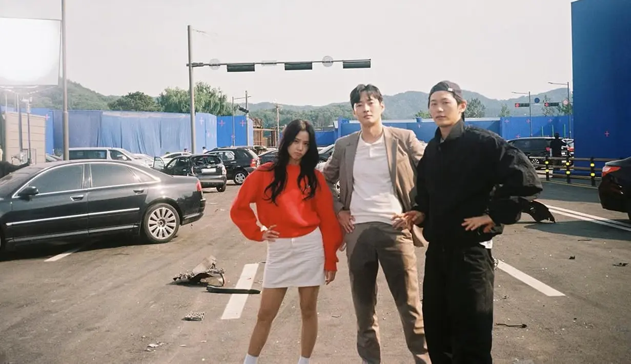 Tak hanya penampilannya yang menawan, interaksi Jisoo dengan beberapa lawan mainnya juga menjadi sorotan. Mereka terlihat begitu dekat dan kompak, baik di dalam maupun di luar lokasi syuting. Chemistry yang kuat pun sukses menambah daya tarik drama Newtopia. (Liputan6.com/IG/@sooyaaa__)