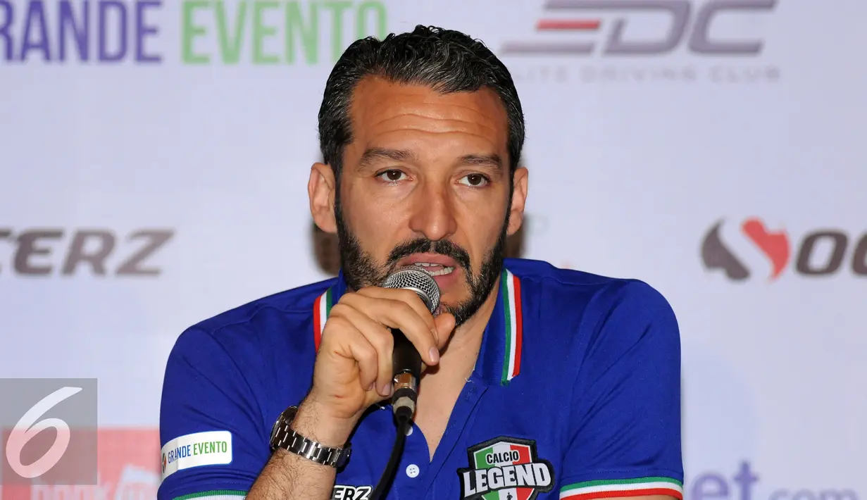 Mantan pemain timnas Italia, Gianluca Zambrotta memberikan keterangan di Jakarta, Jumat (20/5/2016). Legenda Italia ditantang Primavera Baretti dalam laga persahabatan di Stadion GBKJakarta, Sabtu (21/5). (Liputan6.com/Helmi Fithriansyah)