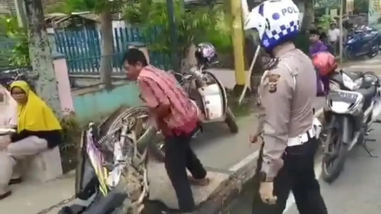 Pelanggar lalu lintas membanting sepeda motornya karena menolak ditilang polisi.