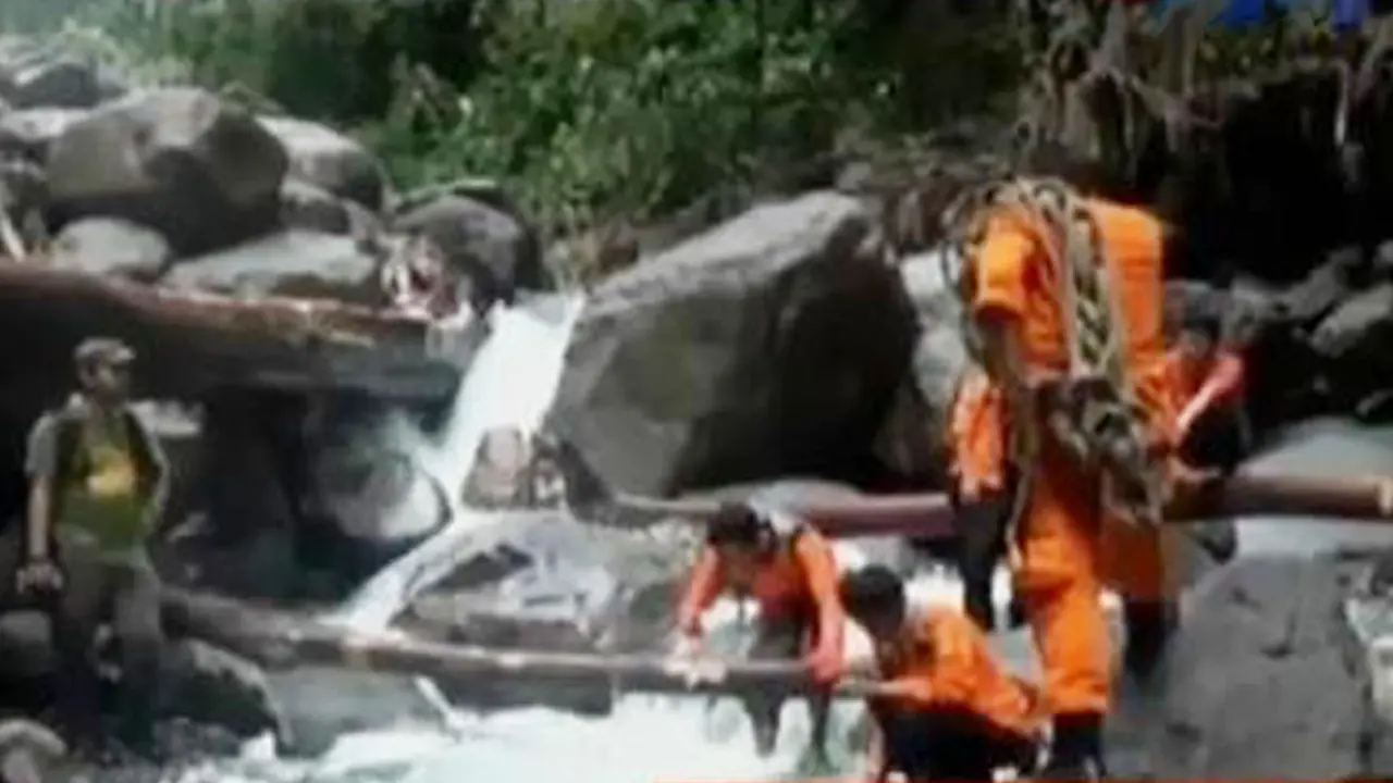 VIDEO: Pencarian Korban Banjir Bandang Dua Warna Terus Dilakukan