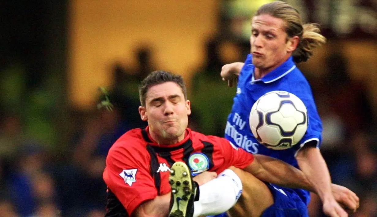 3. Emmanuel Petit - Hanya satu musim membela Barcelona, dirinya kemudian hijrah ke Chelsea. The Blues kala itu menggelontorkan dana sebesar 10,35 juta poundsterling untuk mendapatkan gelandang asal Prancis tersebut. (AFP/Adrian Dennis)