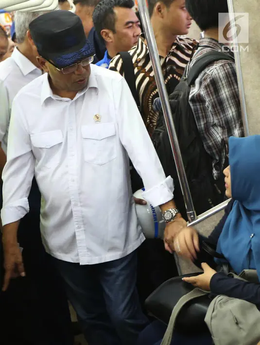 Menteri Perhubungan (Menhub) Budi Karya Sumadi menyapa penumpang saat melakukan kunjungan ke Stasiun Manggarai, Jakarta, Sabtu (16/2). Dalam kunjungannya, Menhub Budi melihat progres revitalisasi Stasiun Manggarai. Merdeka.com/Imam Buhori)