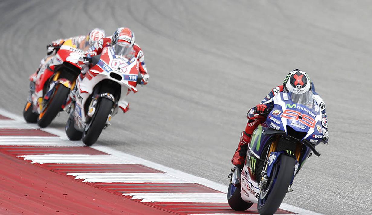 Pebalap Movistar Yamaha, Jorge Lorenzo, berada di peringkat dua pada MotoGP Austin di Texas, Amerika Serikat, Senin (11/4/2016) dini hari WIB. Juara dunia tahun lalu itu terpaut enam detik dari rekan senegaranya. (AFP/Thomas B. Shea)