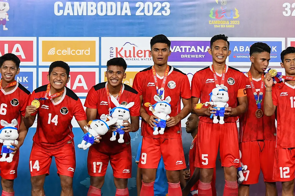 Foto: Membanggakan, Momen Timnas Indonesia U-22 Merayakan Medali Emas SEA Games 2023 di Podium
