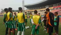 Tim Pra PON Jawa Timur memilih untuk menunda keberangkatan ke Semarang karena adanya mendengar kabar kualifikasi PON zona Sulawesi dan Kalimantan batal digelar. (Bola.com/Zaidan Nazarul)