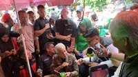 Capres Ganjar Pranowo blusukan ke Pasar Palimo, di Kecamatan Kemuning, Kota Palembang, Sumatera Selatan, Jumat (2/2/2024). (Liputan6.com/ Delvira Hutabarat)
