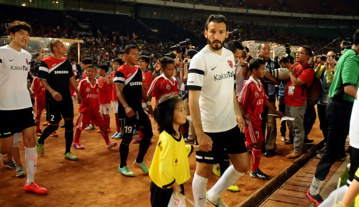 Mantan pemain Timnas Italia, Gianluca Zambrotta bersiap memasuki lapangan Stadion GBK Jakarta, (2/6/2014) untuk berlaga melawan Indonesia All Star. (Liputan6.com/Helmi Fithriansyah)
