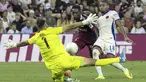 Gelandang Chelsea Christopher Nkunku berebut bola dengan kiper Servette Joel Mall (kiri) dan bek Servette Bradley Mazikou (tengah) pada leg kedua play-off UEFA Conference League 2024/2025 di Stadion de Gevene, Jumat (30/8/2024) dini hari WIB. (Salvatore Di Nolfi/Keystone via AP)