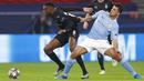 Pemain Manchester City, Rodrigo, berebut bola dengan pemain Borussia Moenchengladbach, Denis Zakaria, pada laga Liga Champions di Puskas Arena, Kamis (25/02/2021). City menang dengan skor 2-0. (AP/Laszlo Balogh)