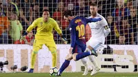 Proses terjadinya gol yang dicetak striker Barcelona, Lionel Messi, ke gawang Real Madrid pada laga La Liga Spanyol di Stadion Camp Nou, Barcelona, Minggu (6/5/2018). Kedua klub bermain imbang 2-2. (AFP/Josep Lago)