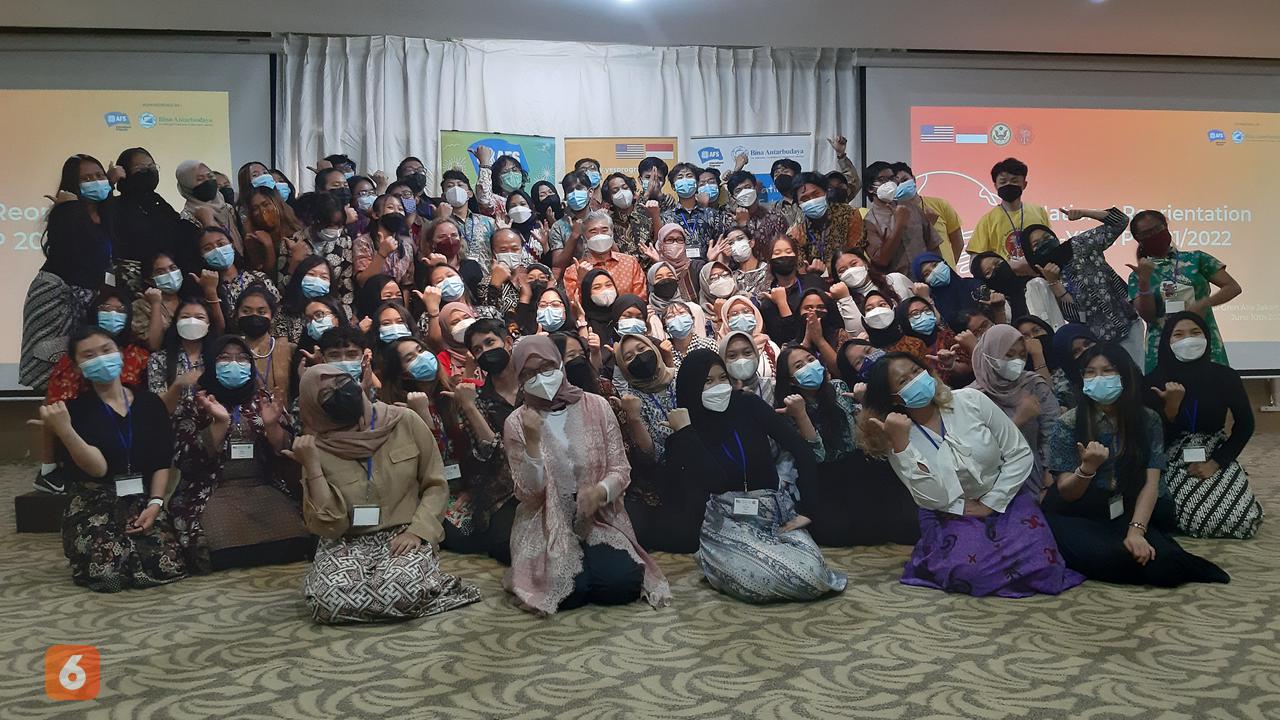 Para peserta YES Program 2021/2022 bersama Kedubes AS di Jakarta.
