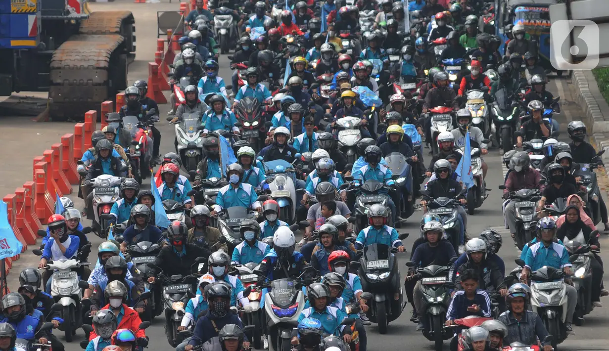 Konvoi ratusan buruh dalam memperingati May Day atau peringatan Hari Buruh Internasional pada 1 Mei 2024 dari Kawasan Industri Pulogadung menuju Istana Merdeka, Jakarta, Rabu (1/5/2024). (merdeka.com/Imam Buhori)