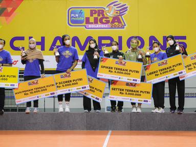 Selain memberikan seremoni gelar juara kepada Bank Bjb Tandamata, PLN Mobile Proliga 2022 juga memberikan apresiasi kepada para pemain yang telah bermain apik sepanjang musim. Berikut daftar peraih penghargaan individu terbaik putri. (Bola.com/Bagaskara Lazuardi)