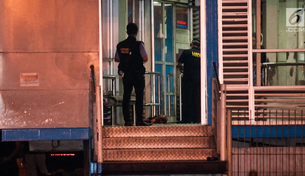 Polisi dan Puslabfor lakukan olah TKP ledakan di Terminal Kampung Melayu, Rabu (24/5). Bom bunuh diri yang dilakukan 2 orang ini menewaskan 3 anggota Polisi. (Liputan6.com/Yoppy Renato)