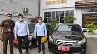 Dua kendaraan dinas yang sebelumnya dikuasai mantan pejabat di Pemerintah Kota Pekanbaru. (Liputan6.com/M Syukur)
