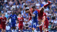 Striker Chelsea, Olivier Giroud, berebut bola dengan bek Liverpool, Virgil Van Dijk, pada laga Premier League di Stadion Stamford Bridge, London, Minggu (6/5/2018). Chelsea menang 1-0 atas Liverpool. (AFP/Glyn Kirk)