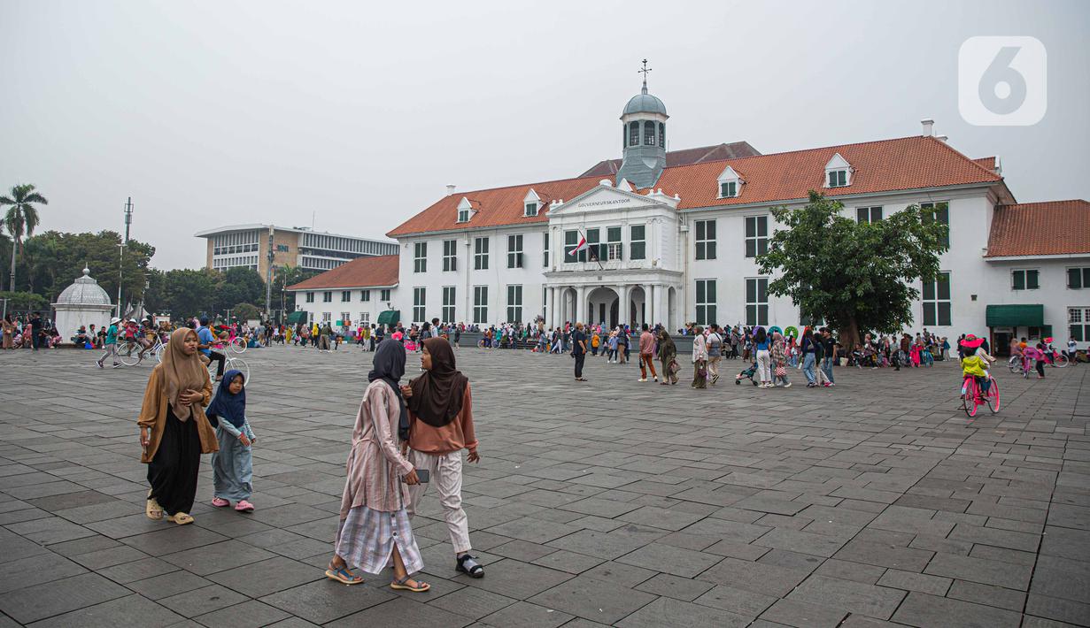 Sejumlah warga berlibur mengunjungi Kota Tua, Jakarta, Selasa (26/12/2023). (Liputan6.com/Faizal Fanani)