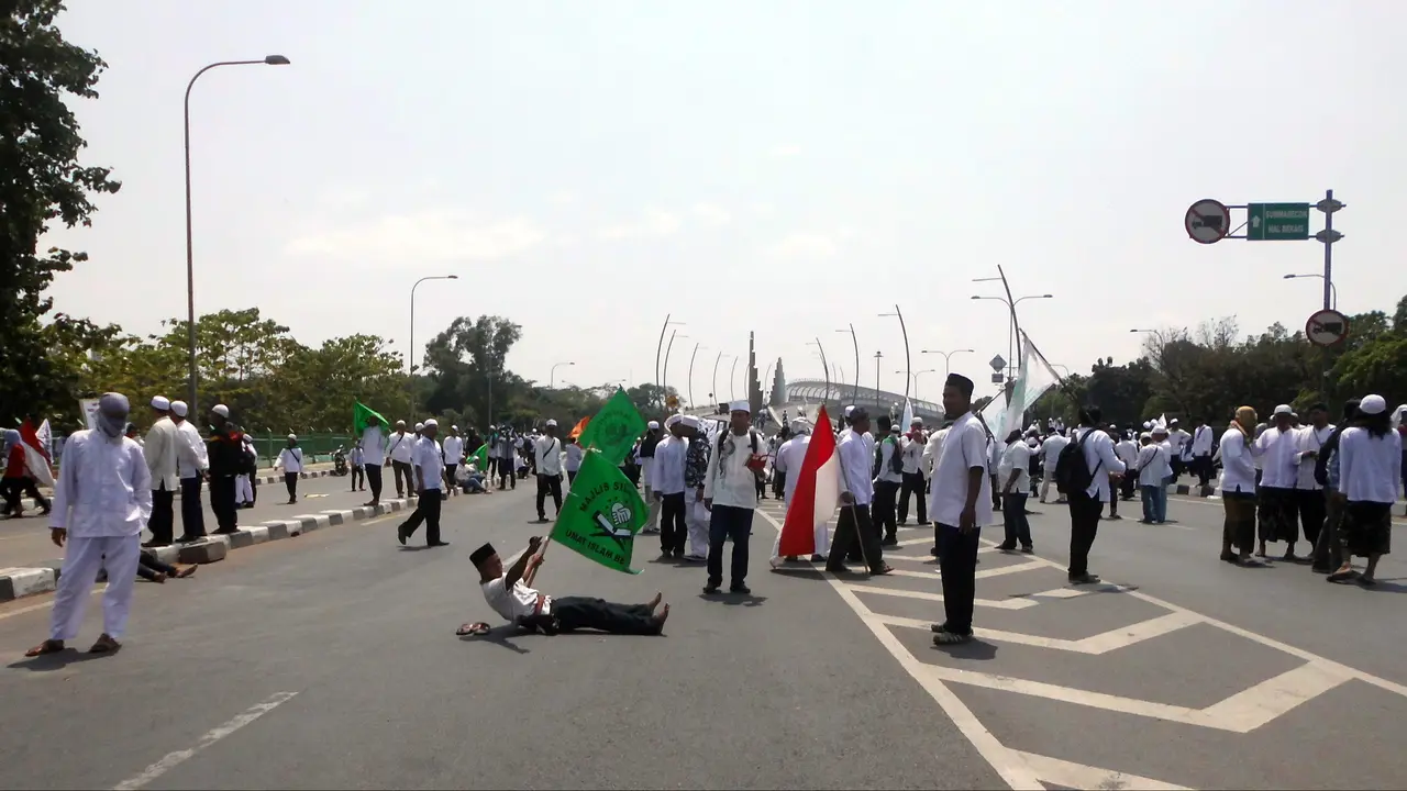 Demonstran Blokir Jalan Ahmad Yani Bekasi, Lalu Lintas Dialihkan