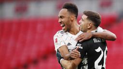 Striker Arsenal, Pierre-Emerick Aubameyang, melakukan selebrasi bersama Emiliano Martinez usai menjuarai Community Shield dengan menaklukkan Liverpool di Stadion Wembley, Sabtu (29/8/2020). Arsenal menang adu penalti dengan skor 5-4. (Andrew Couldridge/Pool via AP)