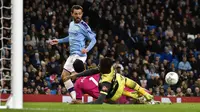 Penyerang Manchester City, Bernardo Silva, melepaskan tendangan saat melawan Southampton pada laga Piala Liga Inggris di Stadion Etihad, Selasa (29/10). Manchester City menang 3-1 atas Southampton. (AP/Rui Vieira)