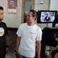 Panji Petualangan saat berbincang dengan Haris Priyatna, pemilik Rumah Sehat Kang Haris di Kabupaten Karawang. Foto (Liputan6.co/Asep Mulyana)