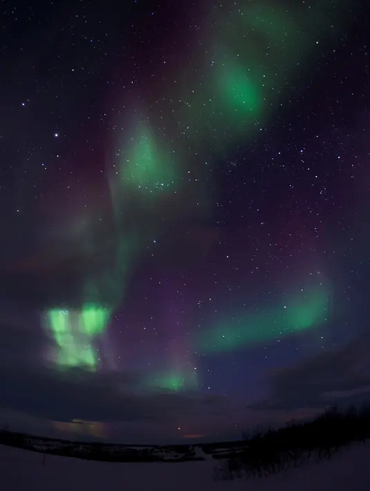 Aurora Borealis menerangi langit saat malam hari di Kautokeino, Norwegia, Rabu (15/3). Aurora Borealis sering juga disebut The Northern Lights. (AFP PHOTO / Jonathan NACKSTRAND)