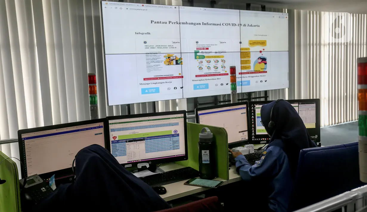 Petugas memantau penyebaran virus corona (COVID-19) di Dinas Kesehatan DKI Jakarta, Senin (9/3/2020). Sampai hari ini, Posko COVID-19 DKI Jakarta terlah dihubungi 3.580 orang. (Liputan6.com/Faizal Fanani)