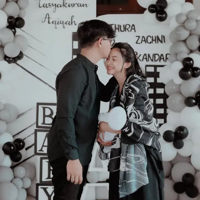 Potret Adinda Azani dan suaminya Armand Zachary Sukandar di acara aqiqah sang putra Arthura Zachni Kala Sukandar. (Foto: Instagram/dindazani)