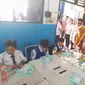 Uji coba program makan bergizi gratis di sejumlah sekolah Kota Tangerang, Banten. (Liputan6.com/Pramita Tristiawati)