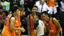 Pemain Pelita Jaya memprotes keputusan wasit. (Bola.com/Arief Bagus)