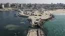 Pemandangan dari udara memperlihatkan tenda-tenda yang menampung pengungsi Palestina di kawasan yang rusak akibat perang di sekitar pelabuhan Kota Gaza pada 20 Oktober 2025, selama gencatan senjata yang dimediasi oleh Amerika Serikat antara Israel dan faksi-faksi Palestina. (Foto oleh AFP)