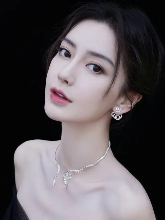 Kecantikannya bahkan mengalahkan Dilraba Dilmurat, aktris Tiongkok yang pesonanya sangat dikagumi.