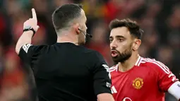 Sang kapten harus mendapatkan kartu merah langsung dari wasit Chris Kavanagh karena melakukan pelanggaran keras terhadap James Maddison. (AFP/Paul Ellis)