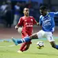 Gelandang Persija Jakarta, Riko Simanjuntak, berusaha melewati pemain Persib Bandung, Ardi Idrus, pada laga Liga 1 di Stadion GBLA, Jawa Barat, Minggu (23/9/2018). Persib menang 3-2 atas Persija. (Bola.com/M Iqbal Ichsan)