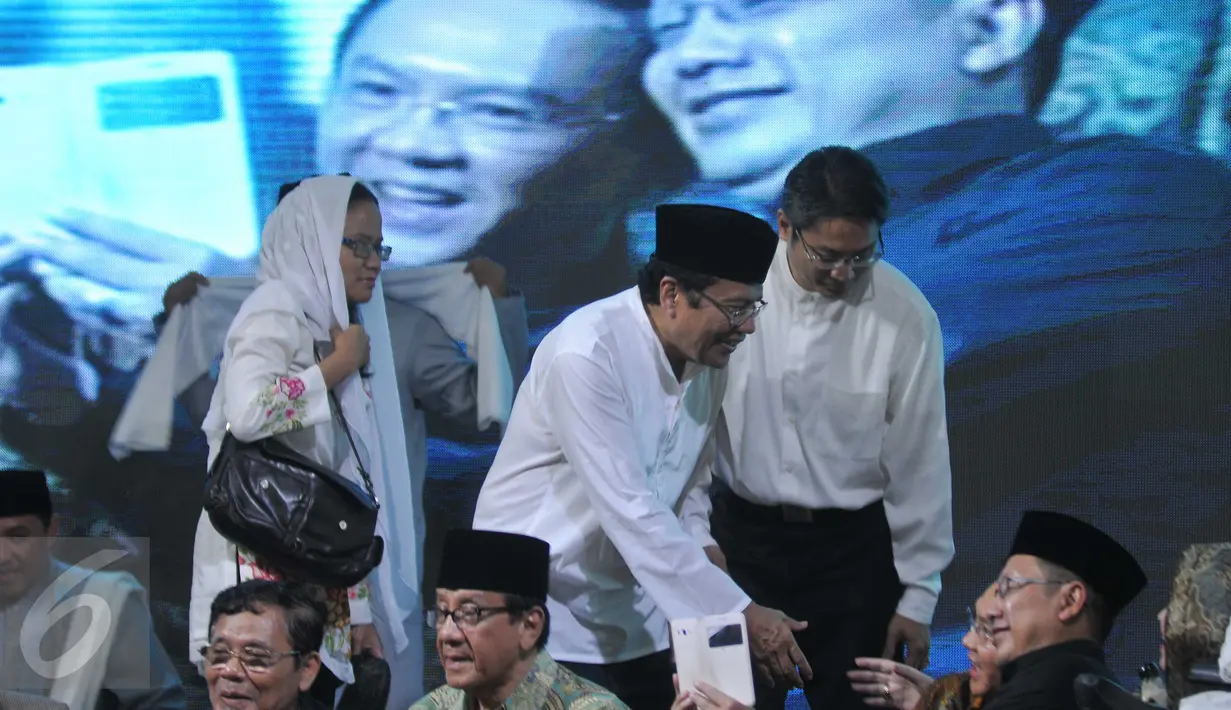 Rizal Ramli (tengah) saat menghadiri haul ke enam Gus Dur di Ciganjur, Jakarta, Sabtu (26/12/2015). Dalam acara ini masyarakat diajak untuk merawat tradisi serta merajut hati seperti pencerminan dari perjuangan Gus Dur. (Liputan6.com/Gempur M Surya)