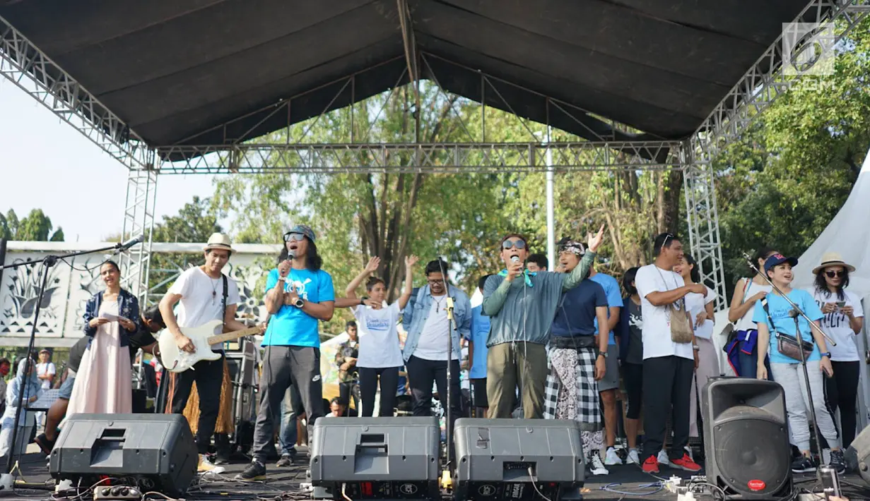 Menteri Kelautan dan Perikanan Susi Pudjiastuti menyanyi bersama personel Slank, Kaka dan Ridho serta musisi Robby Navicula dalam rangkaian pawai Bebas Sampah Plastik di Taman Aspirasi Monas, Jakarta, Minggu (21/7/2019). (Liputan6.com/Immanuel Antonius)