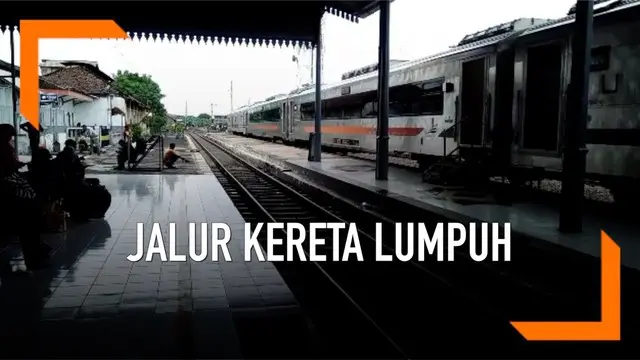 Banjir yang melanda kawasan Pasuruan mengganggu operasional Kereta Api. Rel kereta api tergenang mengakibatkan perjalanan ratusan penumpang terhenti di stasiun Pasuruan.