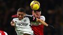 Pemain Fulham, Carlos Vinicius (kiri) berebut bola dengan pemain Rotherham, Sean Morrison pada laga putaran ketiga Piala FA 2023/2024 yang berlangsung di Craven Cottage, London, Inggris, Sabtu (06/01/2023). (AFP/Henry Nicholls)