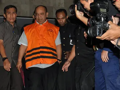 Tersangka penyuap Gubernur Riau, Gulat Manurung berjalan keluar usai menjalani pemeriksaan di Gedung KPK, Jakarta, (26/9/14). (Liputan6.com/Miftahul Hayat) 