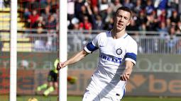 Pemain Inter Milan, Ivan Perisic memborong dua gol untuk kemenangan timnya atas Cagliari pada lanjutan Serie A di Sant'Elia stadium,  Cagliari, (5/3/2017). Inter Milan menang 5-1. (Fabio Murru/ANSA via AP)