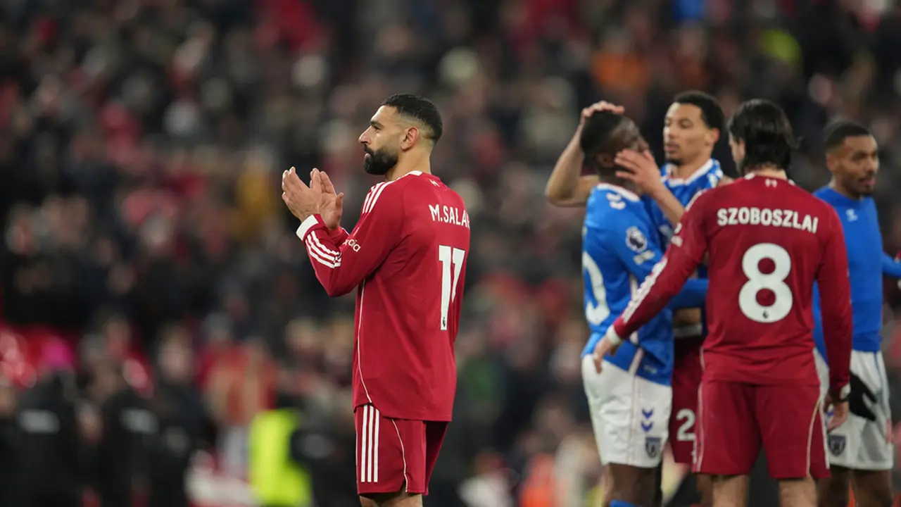 Mohamed Salah memberikan tepuk tangan pada fans Liverpool usai laga kontra Sunderland di pekan ke-14 Liga Inggris 2025/2026 di Anfield Stadium, Kamis (04/12/2025) dini hari WIB. (AP Photo/Jon Super)