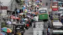 Tampak mobil Satpol PP terparkir dibahu jalan kawasan pasar Tanah Abang, Jakarta, Senin (9/6/14). (Liputan6.com/Faizal Fanani)