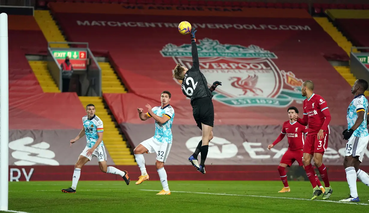 Tampil apik, Caoimhin Kellehe kembali dipercaya untuk tampil saat melawan Wolves di Anfield dengan mencatatkan nirbobol untuk Liverpool. Total, Kelleher tampil sebanyak dua kali dan meraih satu clean sheet di Liga Inggris 2020/2021. (Foto: AFP/Pool/Jon Super)