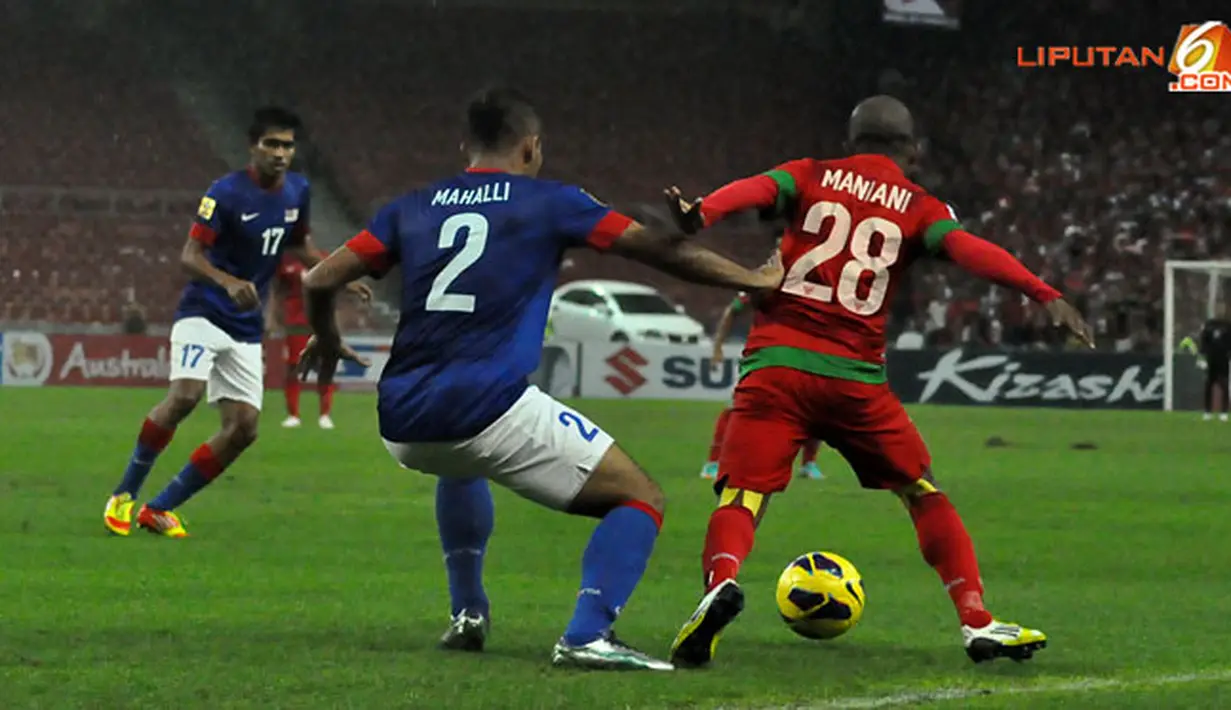Duel Pemain Indonesia, Otovianus Maniani (kanan) dengan Pemain Malaysia, Mahalli (kiri)dalam Laga Piala AFF Suzuki 2012 antara Malaysia vs Indonesia di Stadion Bukit Jalil, Kuala Lumpur, Malaysia. pertandingan berakhir dengan skor 2-0 untuk Malaysia.

